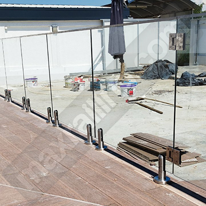 Стъклена преграда около басейн